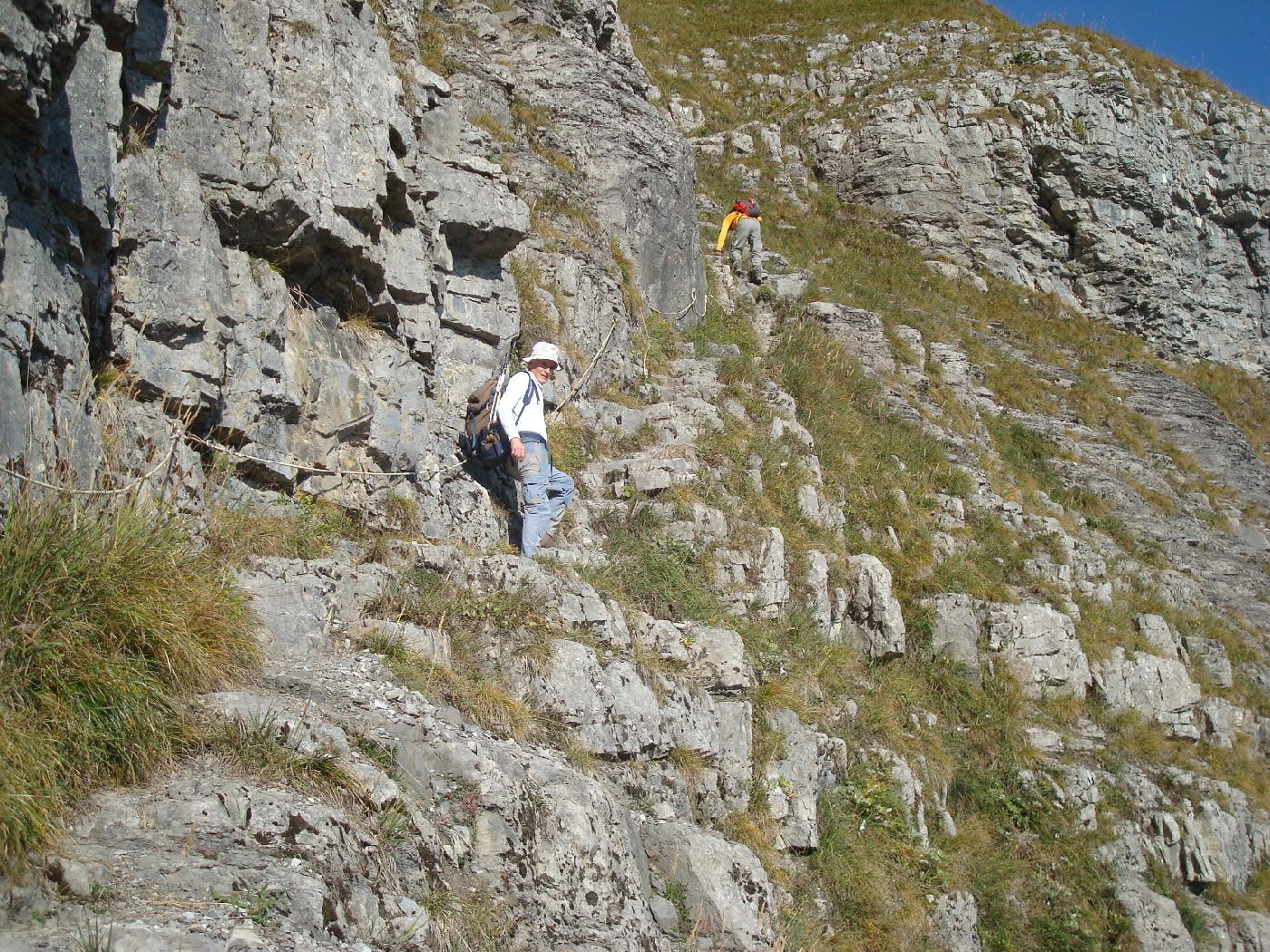DSC02928.jpg - Le sentier du Pas du Saix grimpe en pleine falaise