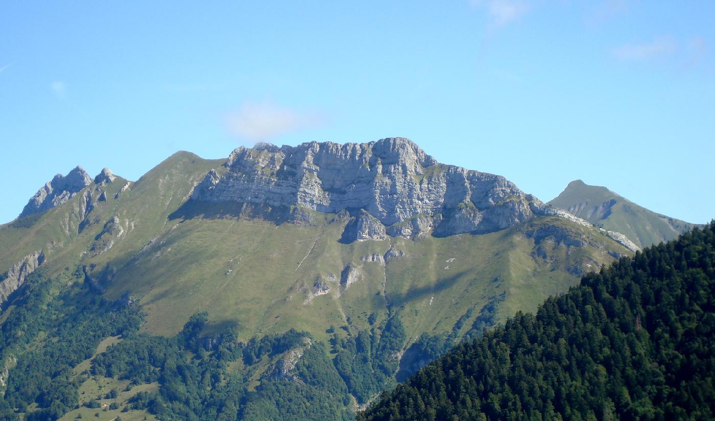 DSC02854.jpg - Le Mont de la Coche, avec  gauche lArcalod et  droite la Pointe de Chaurionde