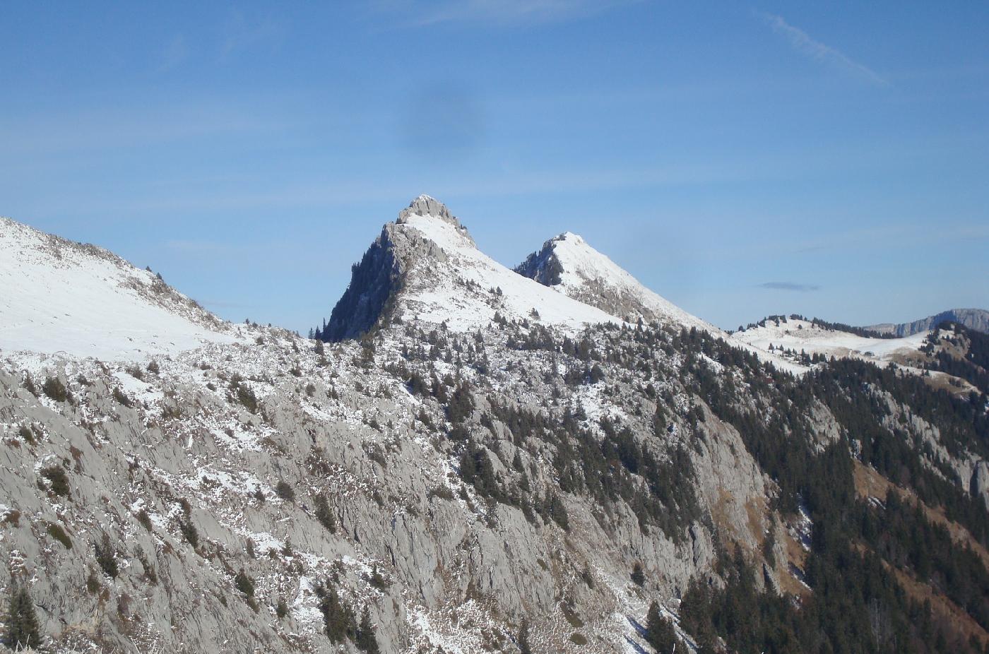 DSC03645.jpg - Le Col de lOvine et la Pointe de Puvat, tout  droite la Montagne des Auges
