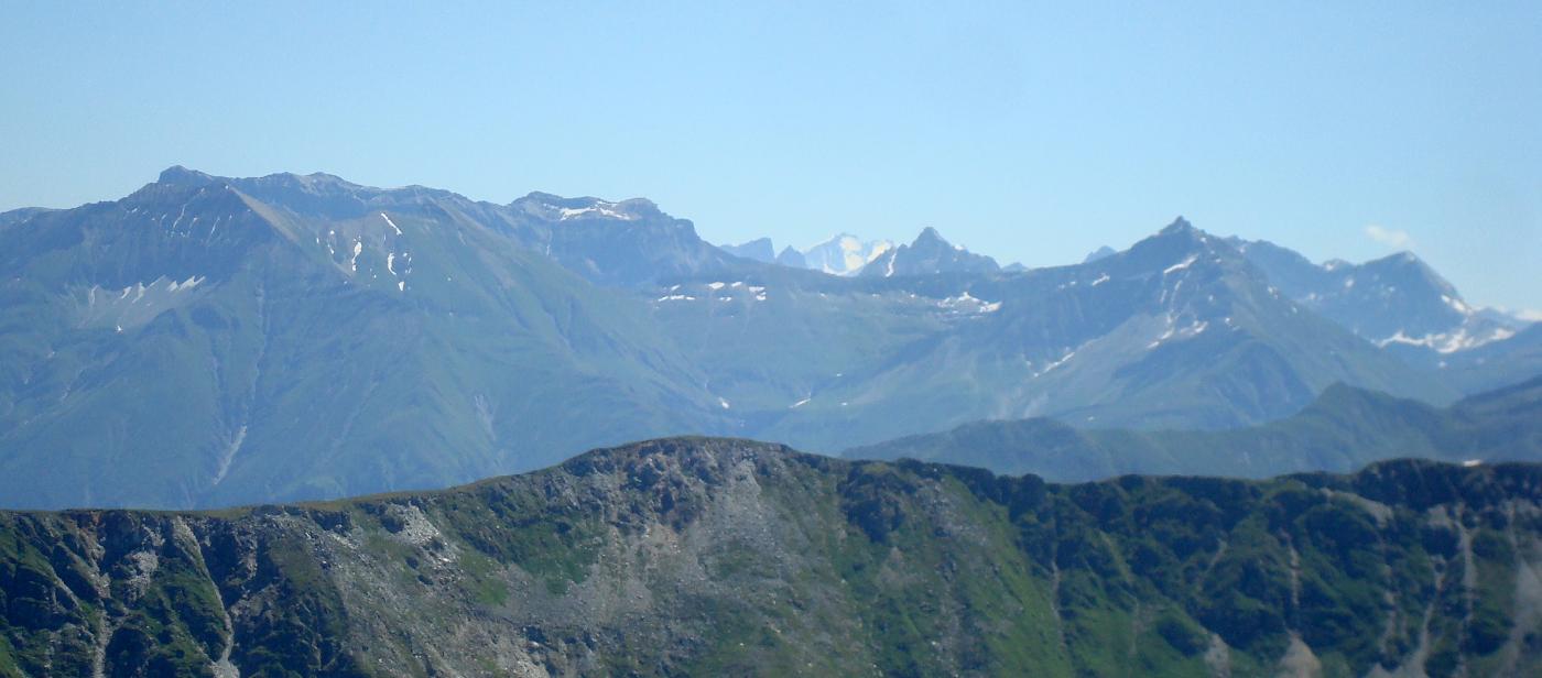 DSC02540.jpg - Au loin entre les sommets plus proche on reconnait la Bernina