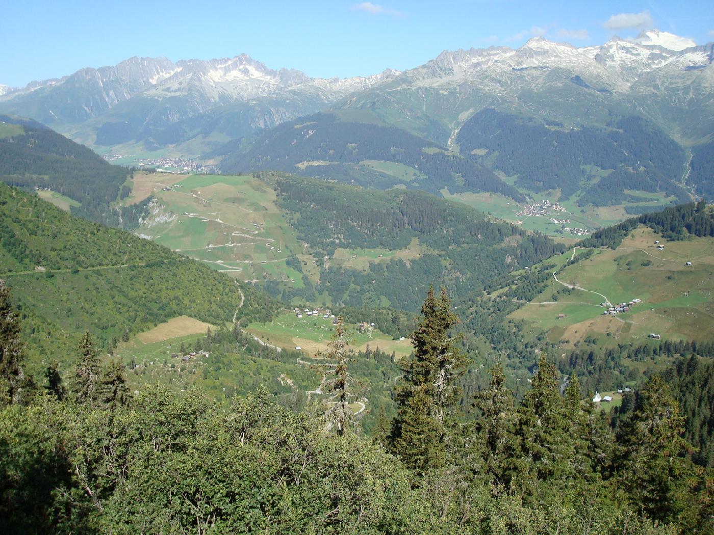 DSC02573.jpg - Le Val Medel et plus loin le Val Surselva, des hauteurs de Pardatsch