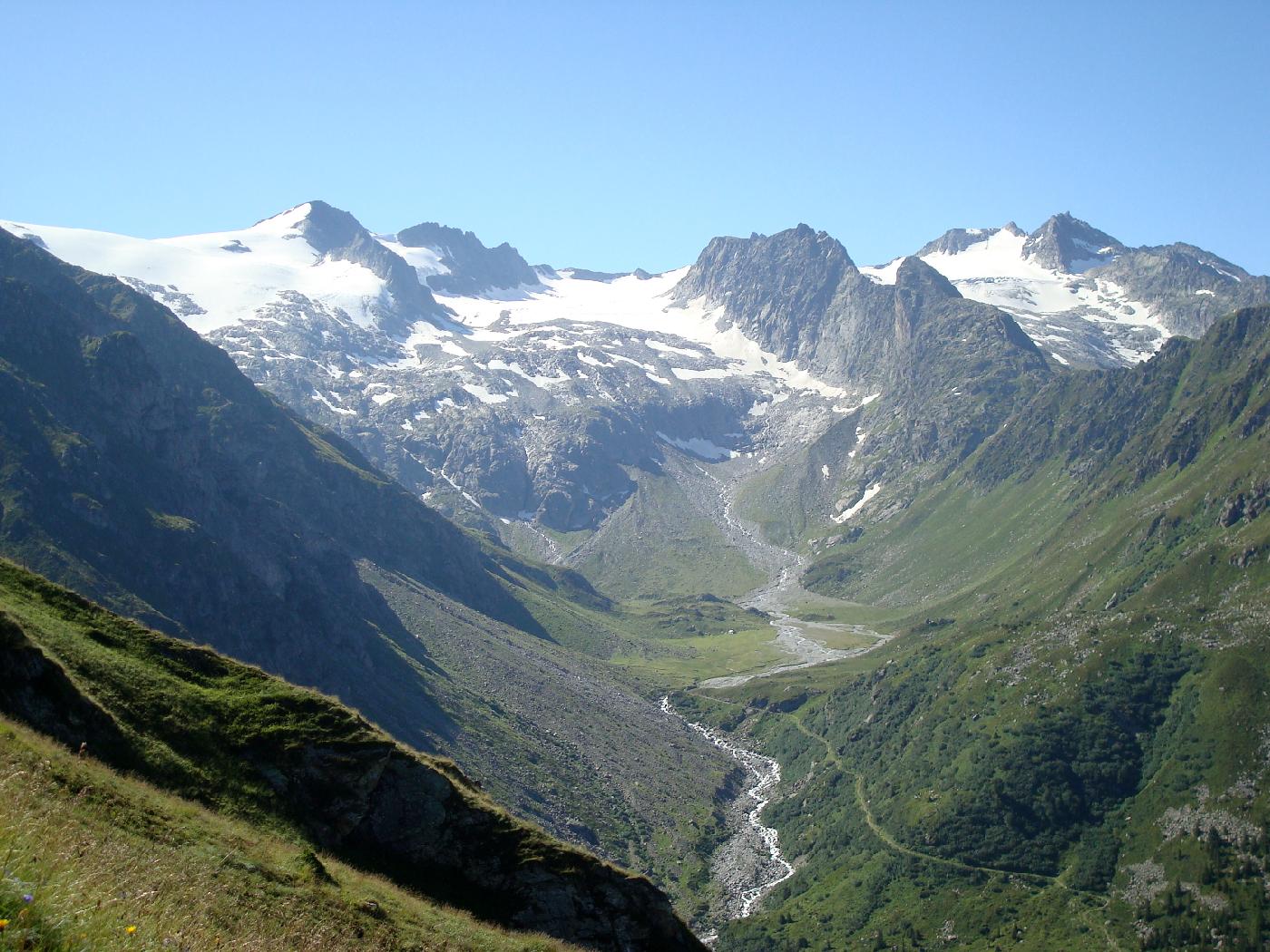 DSC02576.jpg - Le haut du Val Medel, avec le Glatscher da Medel, le Piz Medel  gauche et le Piz Uffiern  droite