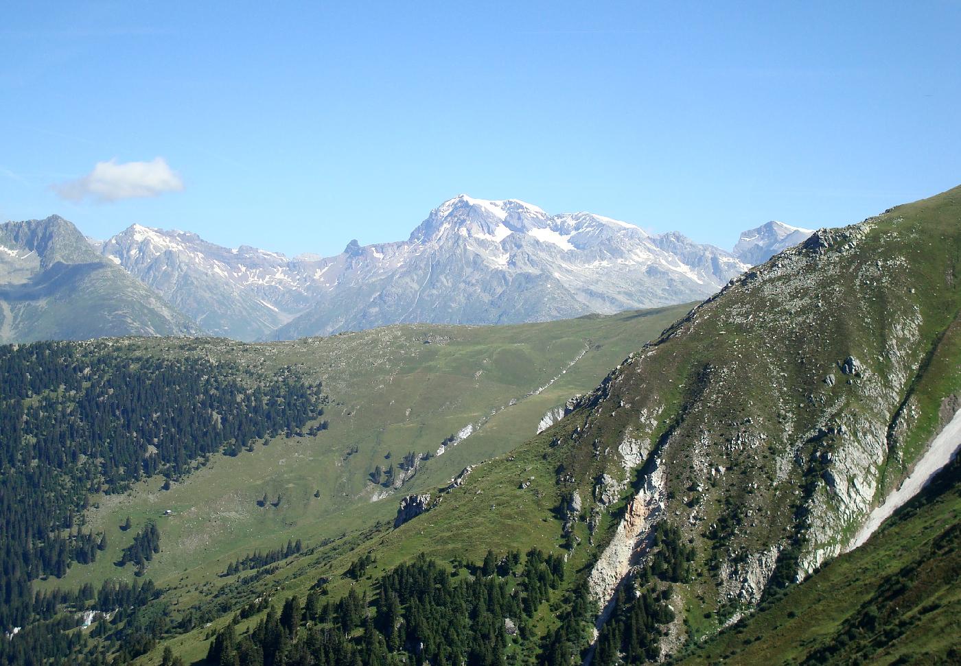 DSC02578.jpg - De lautre ct du Val Surselva, le massif du Tdi