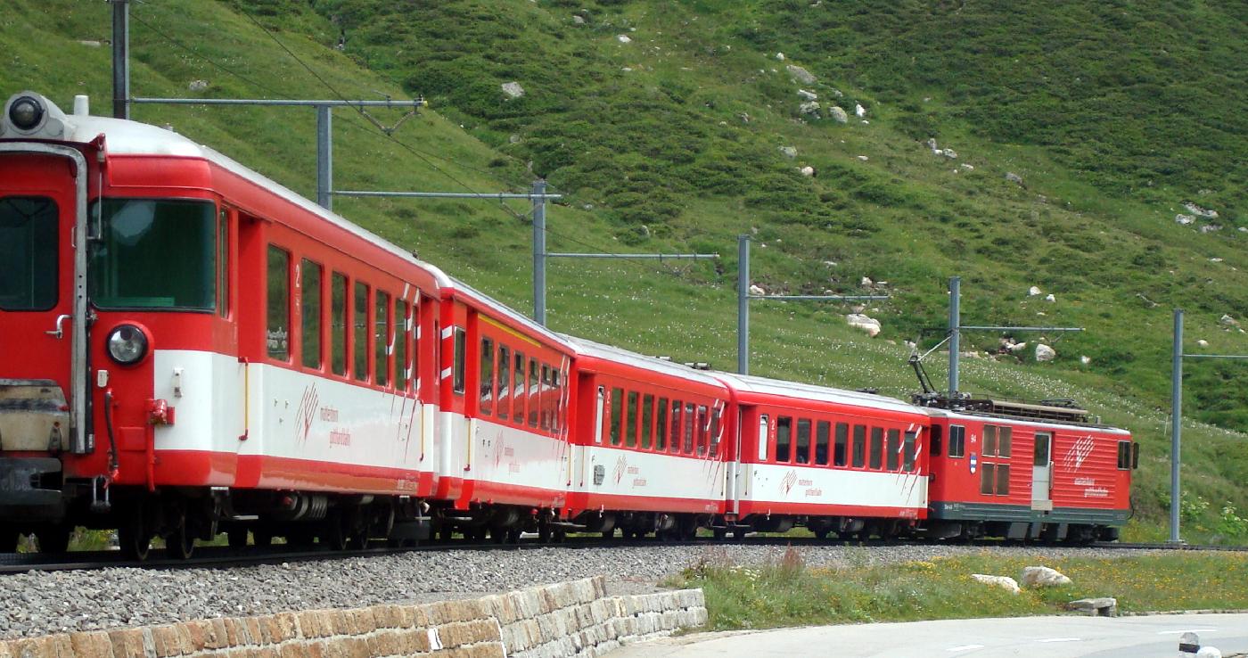 DSC02605.jpg - Le Matterhorn Gotthard Bahn dans la descente du Col de lOberalp