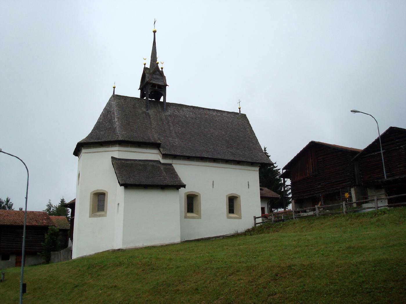 DSC02607.jpg - Une chapelle oecumnique avec des croissants et des croix