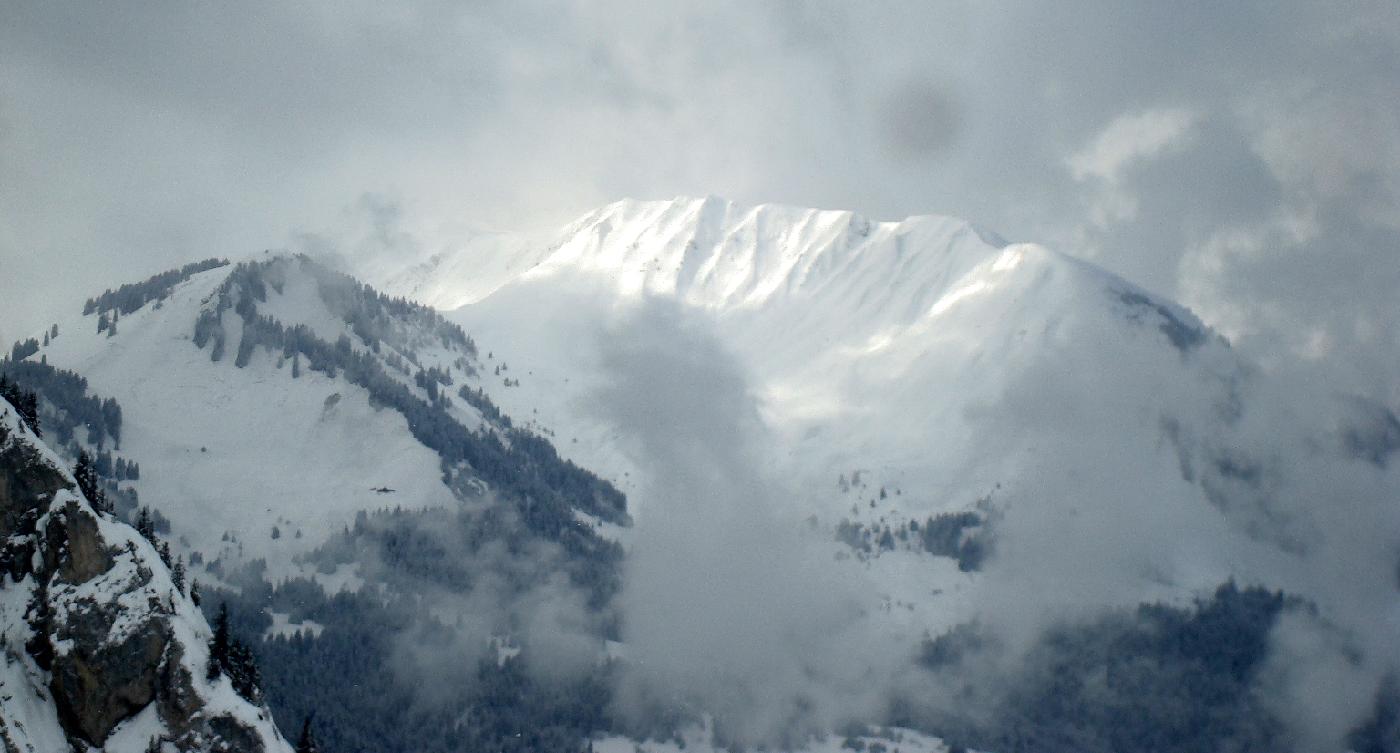 DSC03762.jpg - Dans la monte, une claircie sur la Montagne de Sulens