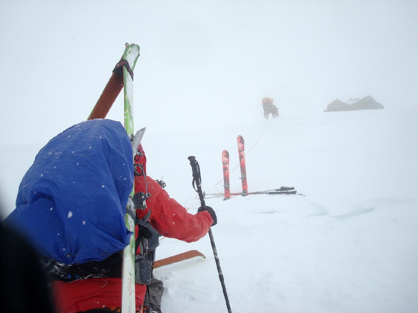 DSC03820.jpg - Monte  la Fuorcla dal Cunfin, dans le brouillard et la neige