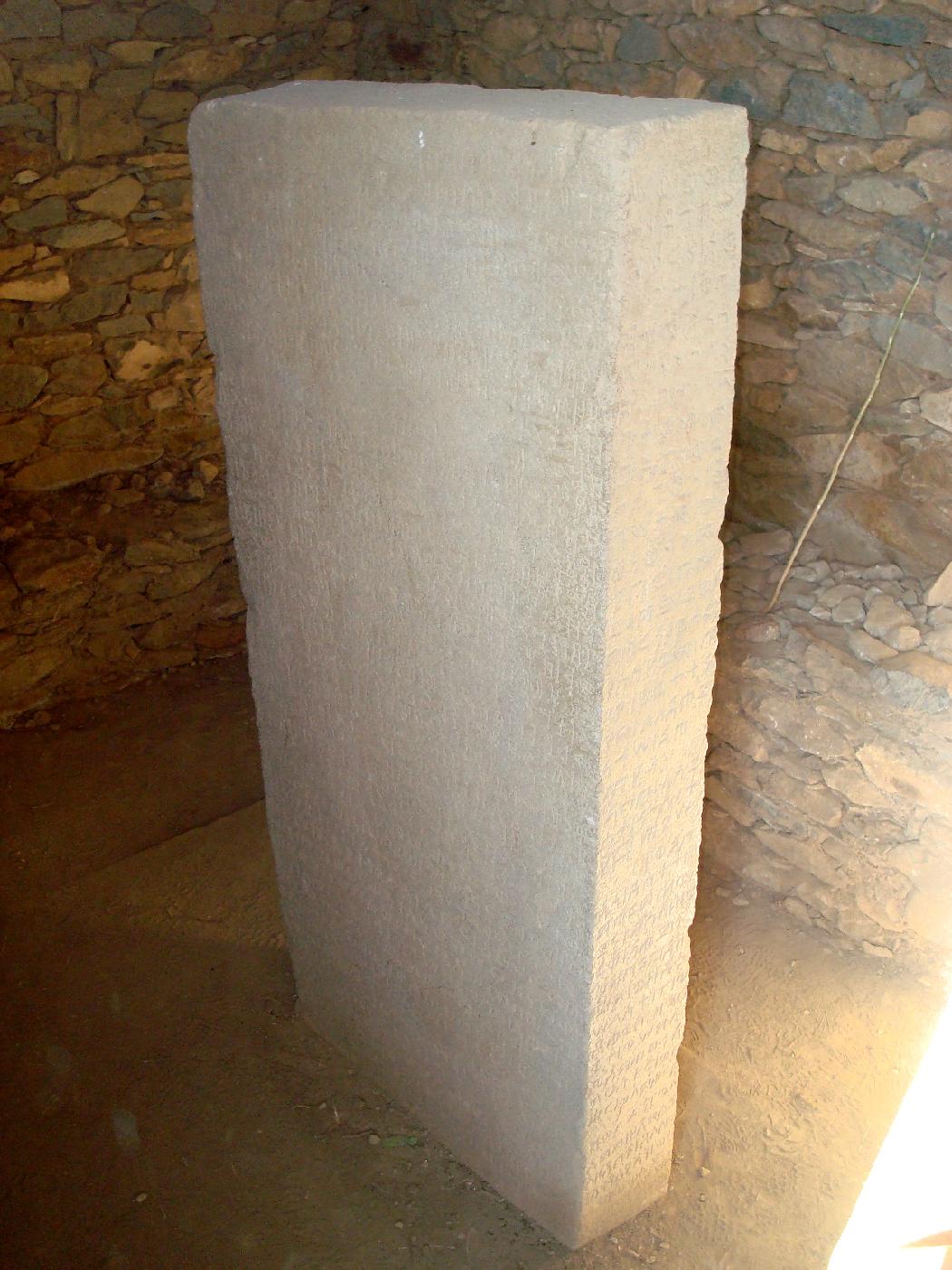 DSC031830.jpg - La pierre multilingue dEzana, trouve par un paysan labourant son champ
