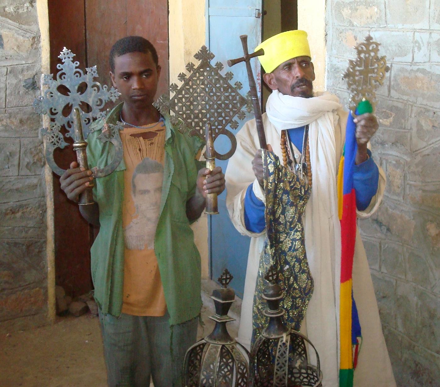 DSC032000.jpg - Labba et son assistant montrent firement des croix et des couronnes axoumites