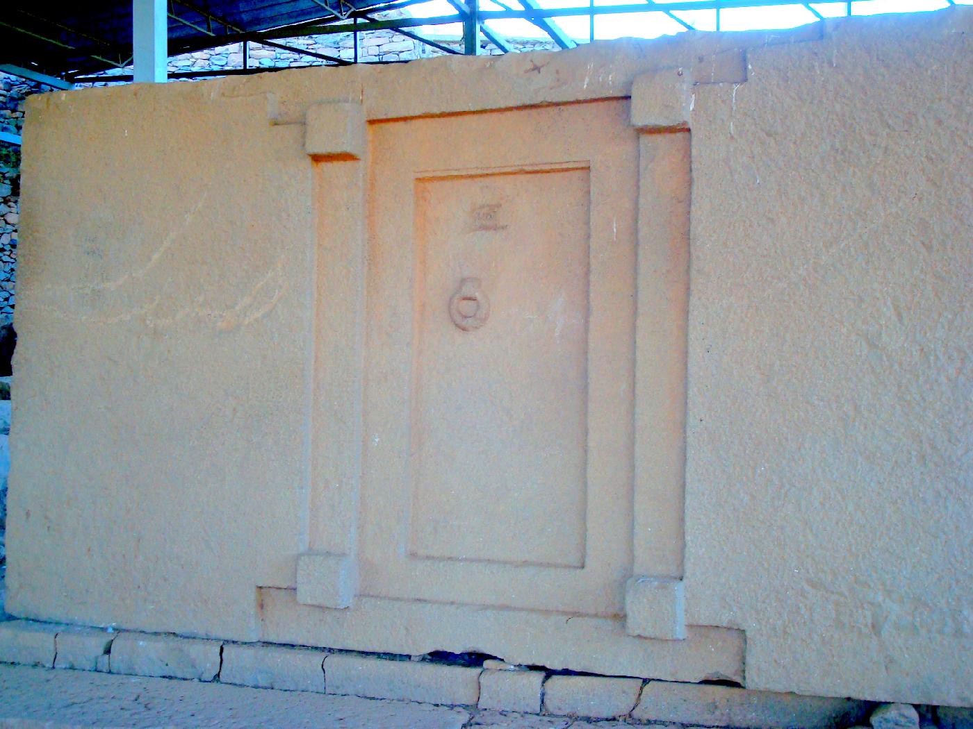 DSC032250.jpg - Cette dalle du tombeau de Ramha reprsente aussi une porte dans le style axoumite