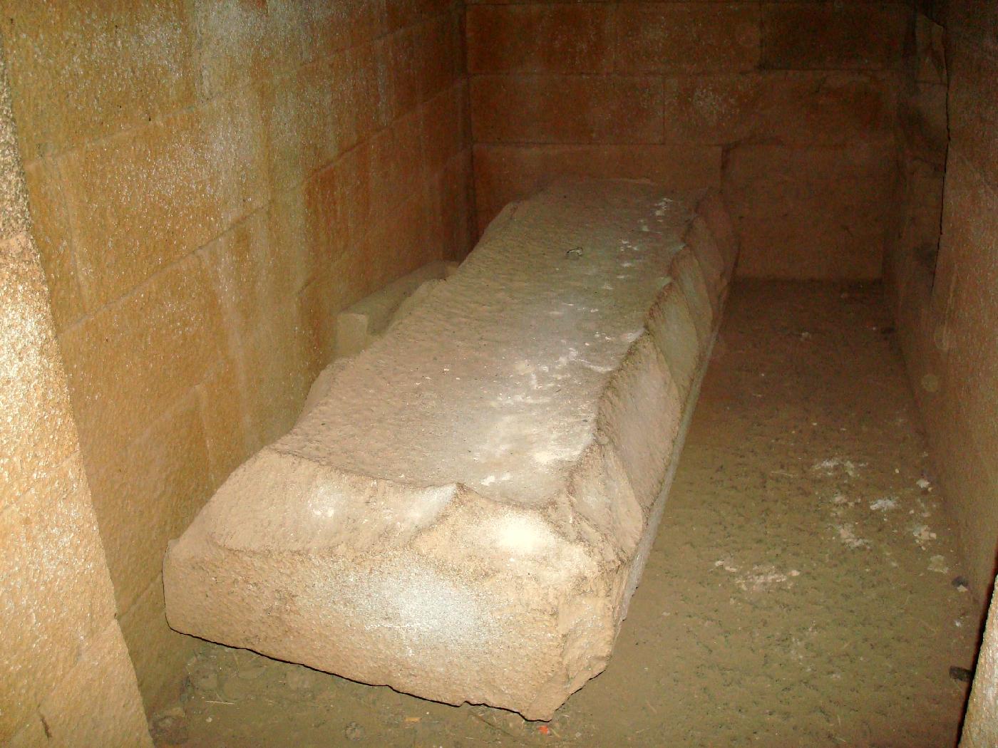 DSC032280.jpg - Ce sarcophage du tombeau de Ramha est rest inviol