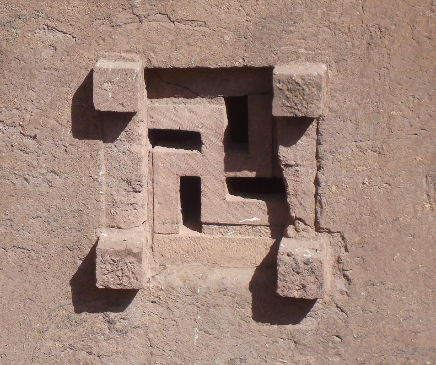DSC035000.jpg - Fentre en swastika  Bieta Maryam (Maison de Marie), avec des ttes de singe