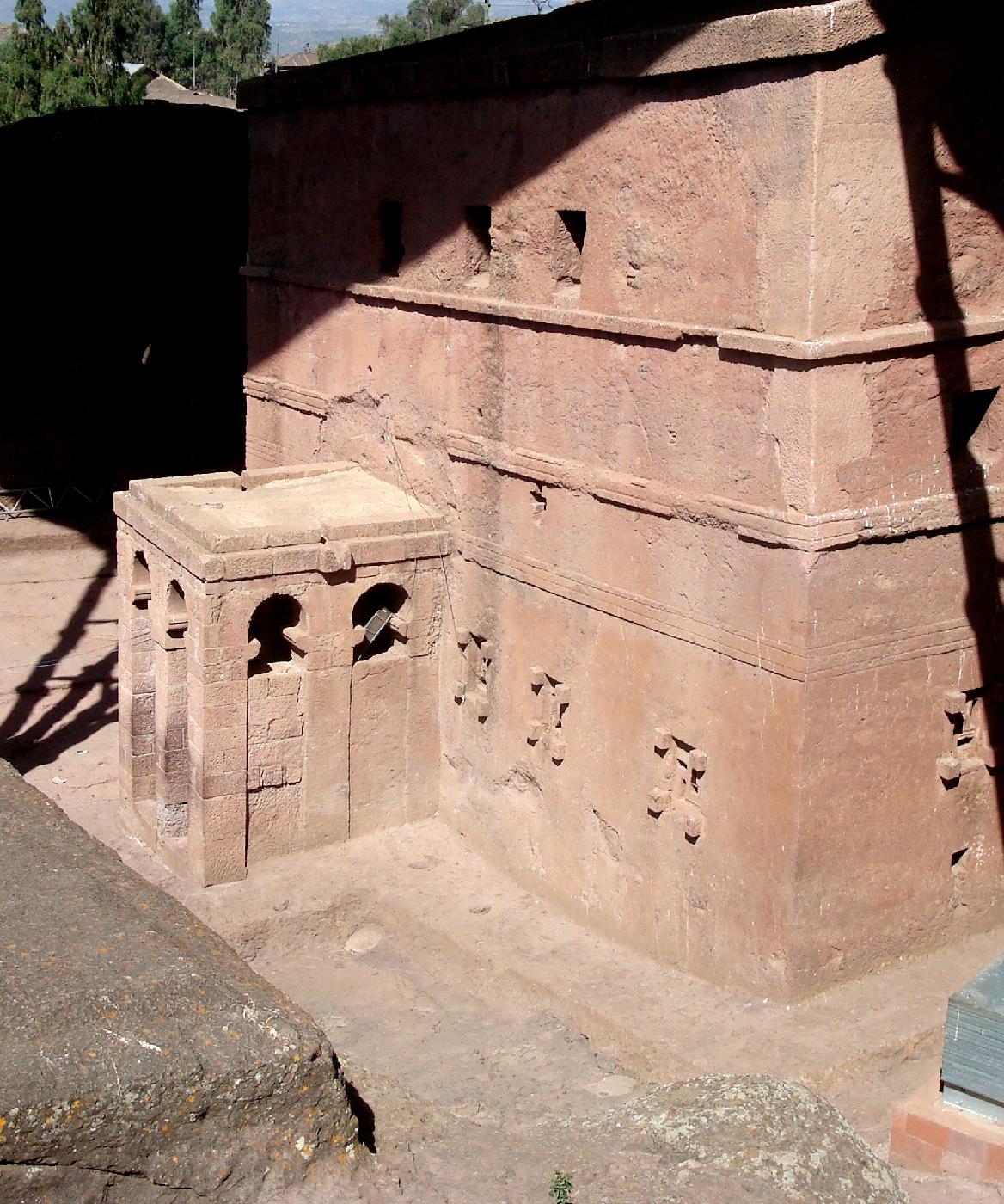 DSC035010.jpg - Un des trois porches de lglise Bieta Maryam