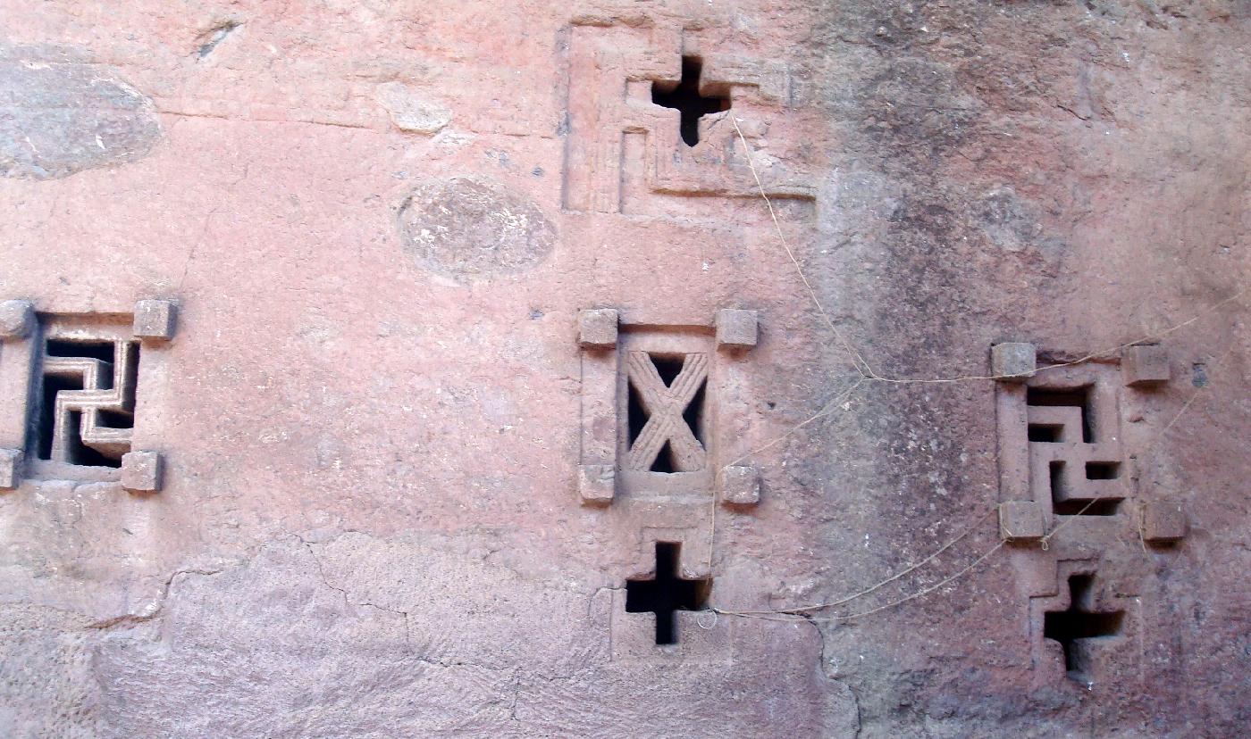 DSC035030.jpg - Fentres en swastikas, en croix de Saint-Andr et en croix grecques  Bieta Maryam