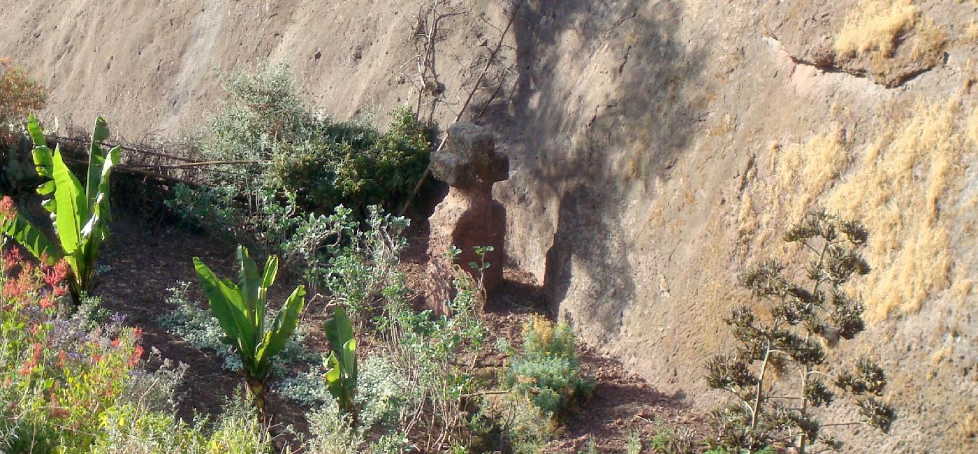 DSC035245.jpg - Une croix monolithique dans le ravin du Yordanos (Jourdain)