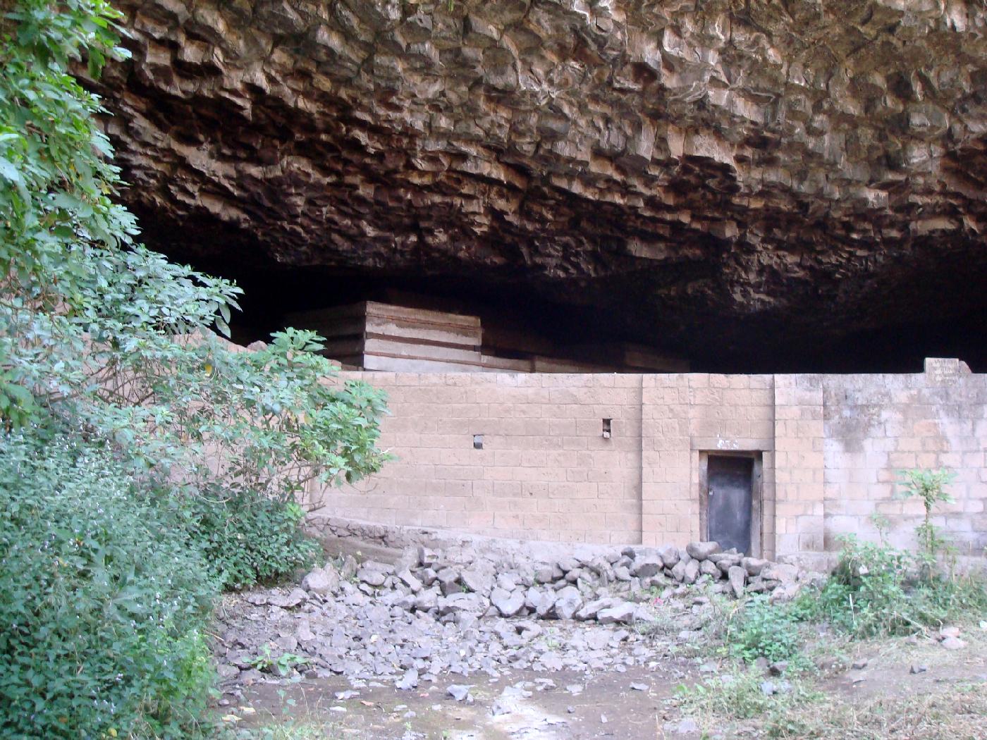 DSC035445.jpg - Lglise de Yemrehanna Krestos est construite dans une grotte des monts de lAbuna Josef