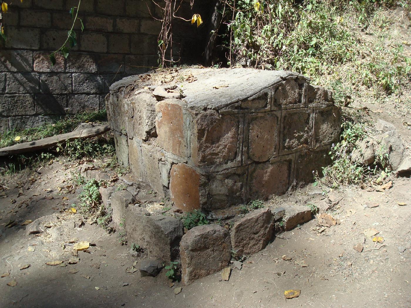 DSC035710.jpg - Une tombe  lextrieur de la grotte de Yemrehanna Krestos