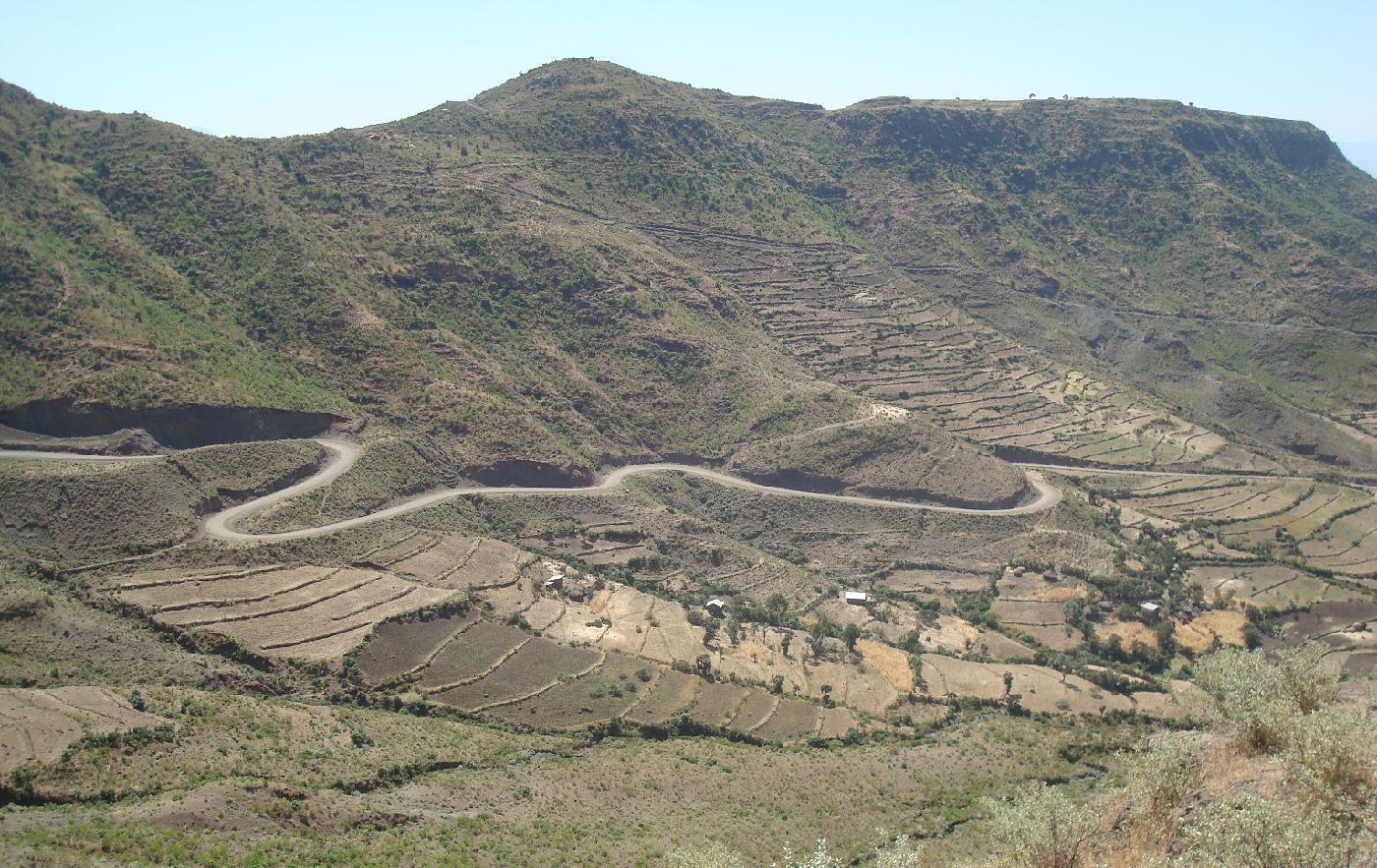 DSC035820.jpg - La route de Lalibela sinue entre les champs en terrasse