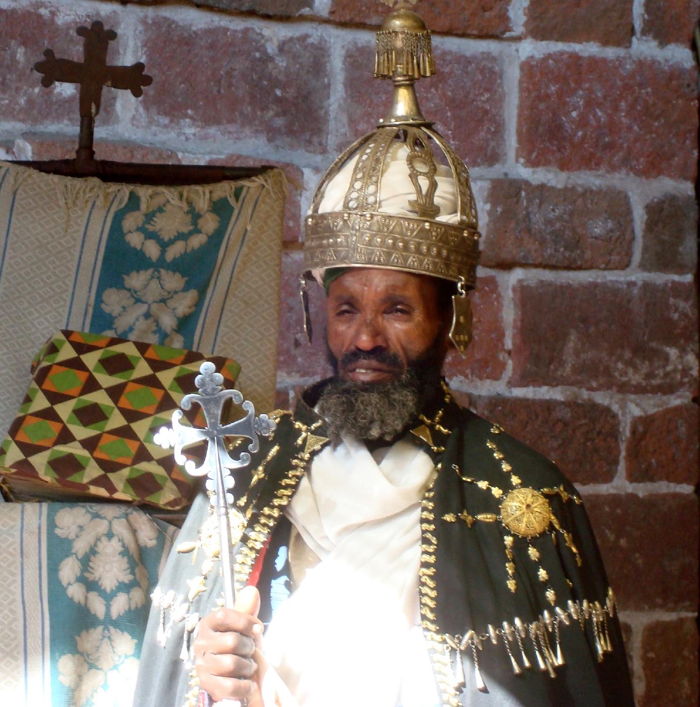 DSC035920.jpg - Un abba qui a revtu un manteau sacerdotal prsente une croix et une couronne