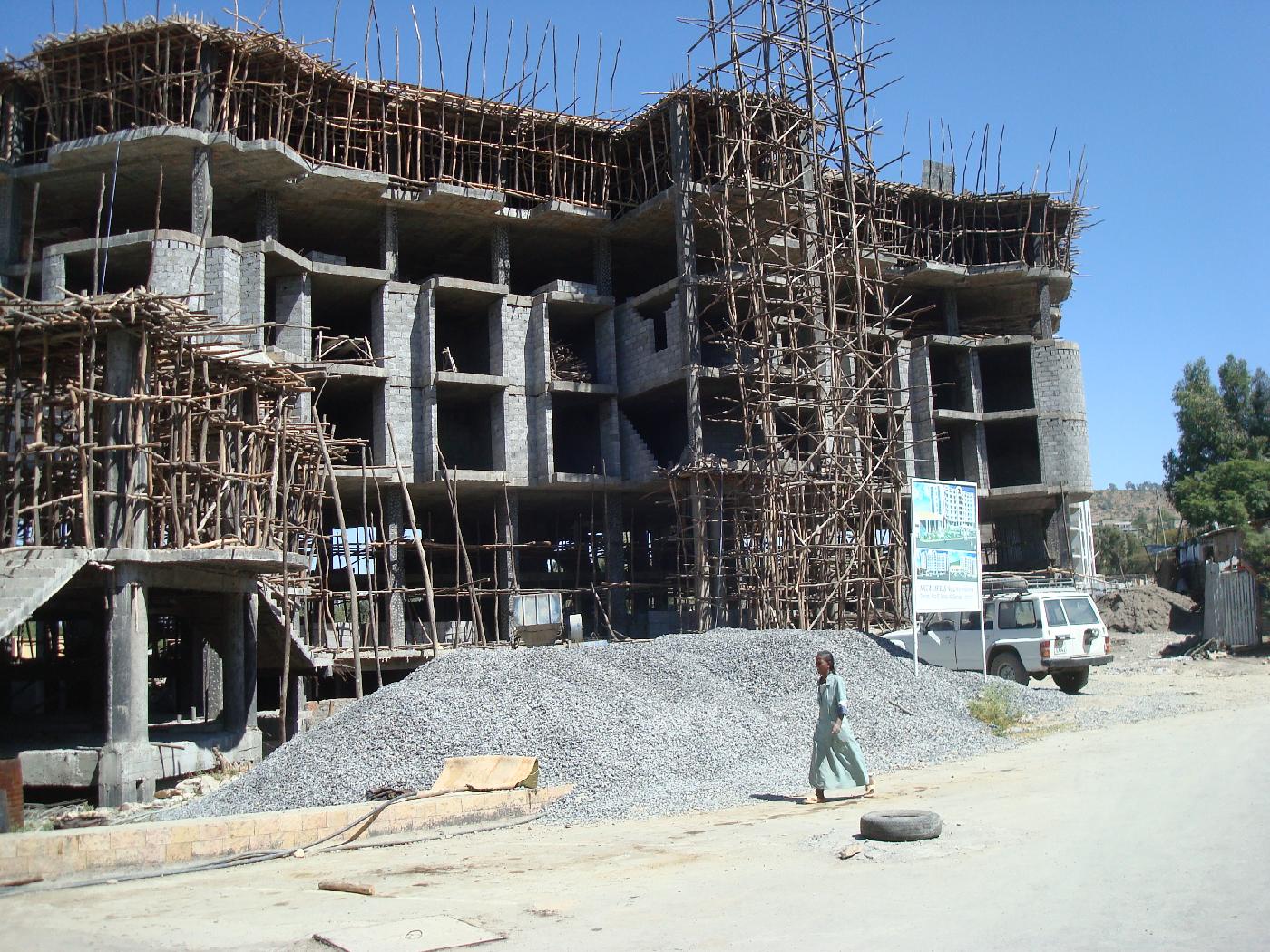 DSC030030.jpg - Immeuble en construction  Mekele, avec des chafaudages en bois deucalyptus