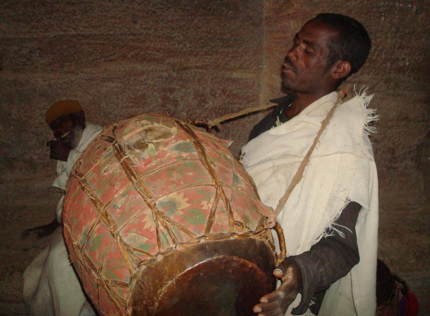 DSC030760.jpg - Dmonstration du  kebero , le tambourin rituel