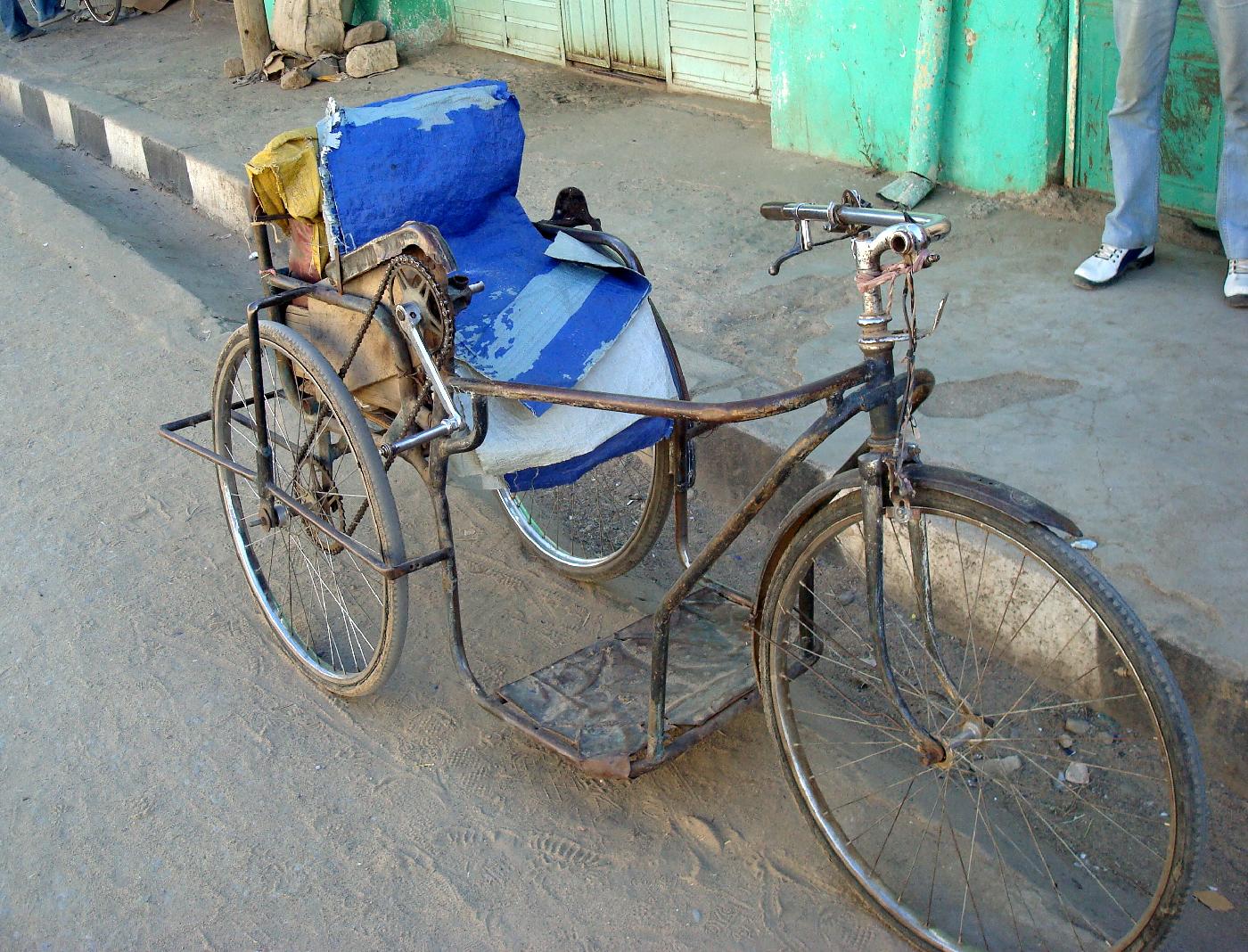 DSC031150.jpg - A Adigrat, un tricycle pour paralytique