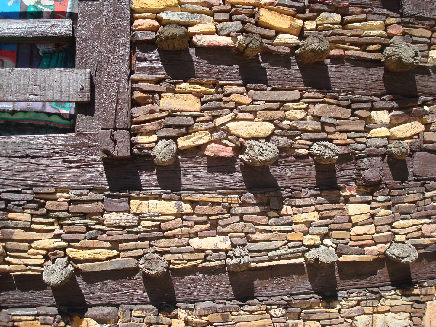 DSC031305.jpg - Lglise de Debr Damo est construite de pierre, dargile et de bois