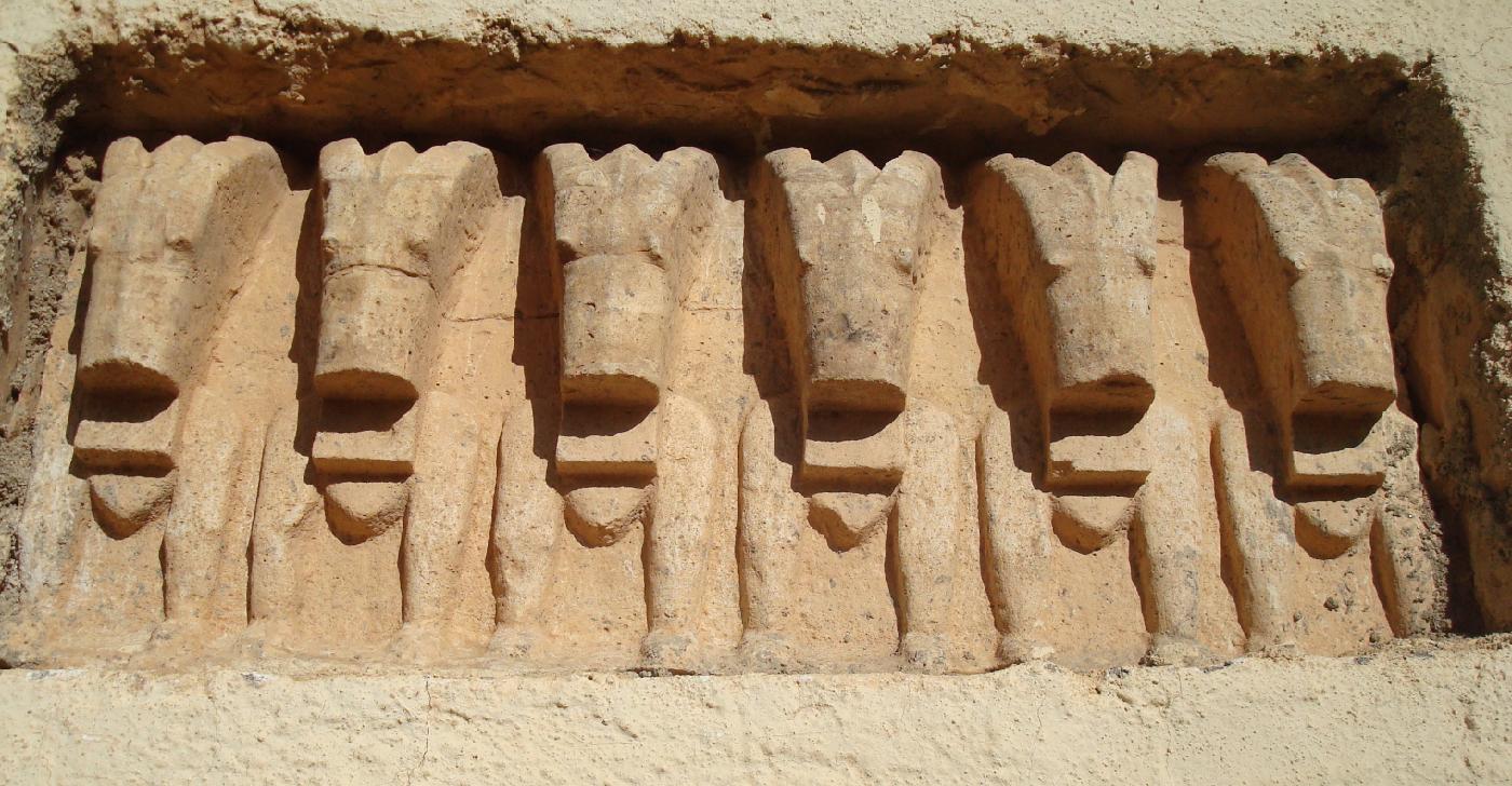DSC031620.jpg - Dans le mur de lglise voisine, des ttes dibex, animal sacr,  provenant du temple