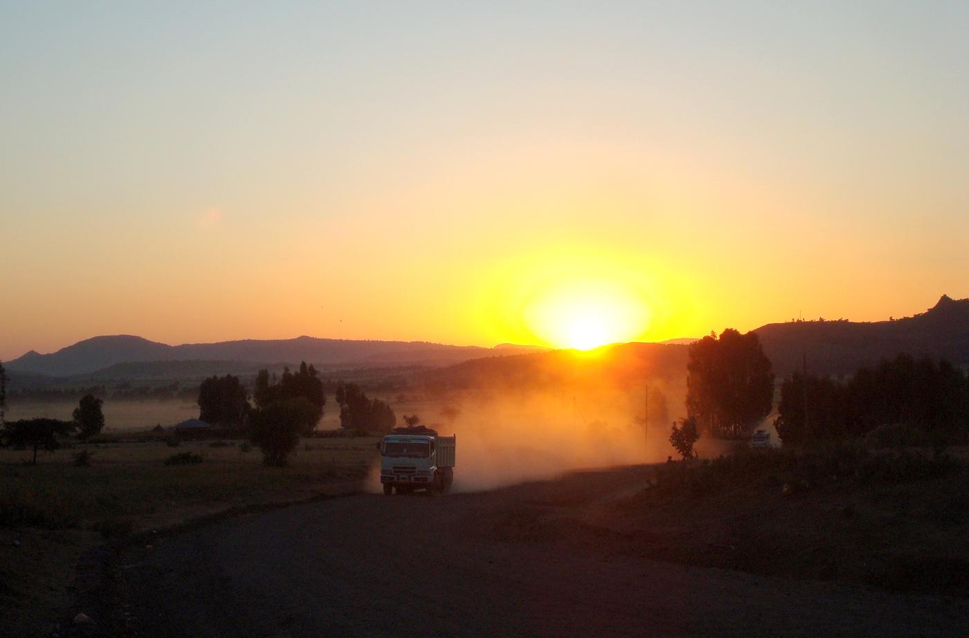 DSC031730.jpg - Un camion soulve un nuage de poussire au soleil couchant, sur la route dAxoum