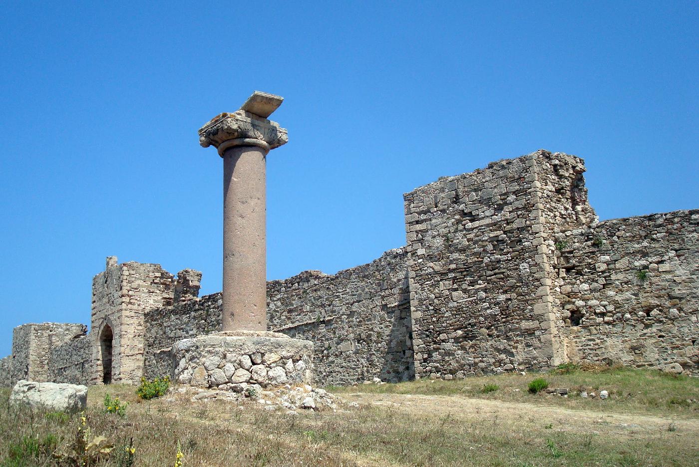 dsc023232.jpg - Les remparts du Chteau et la colonne de granite rcupre sur une pave
