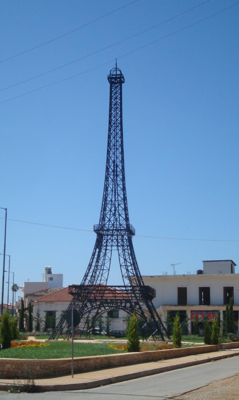 dsc023760.jpg - La Tour Eiffel de Fillatra, 13 mtres, oeuvre dun artiste local