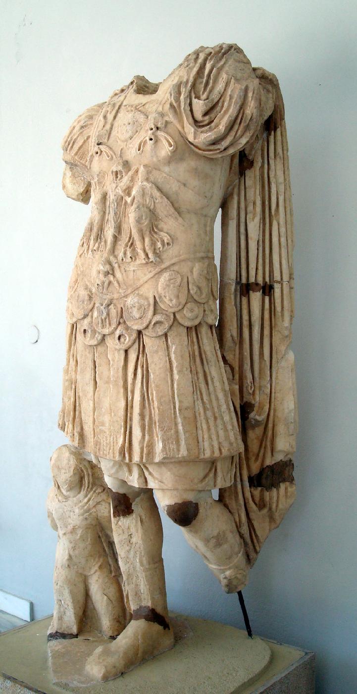 dsc023960.jpg - Statue devant le Muse dOlympie