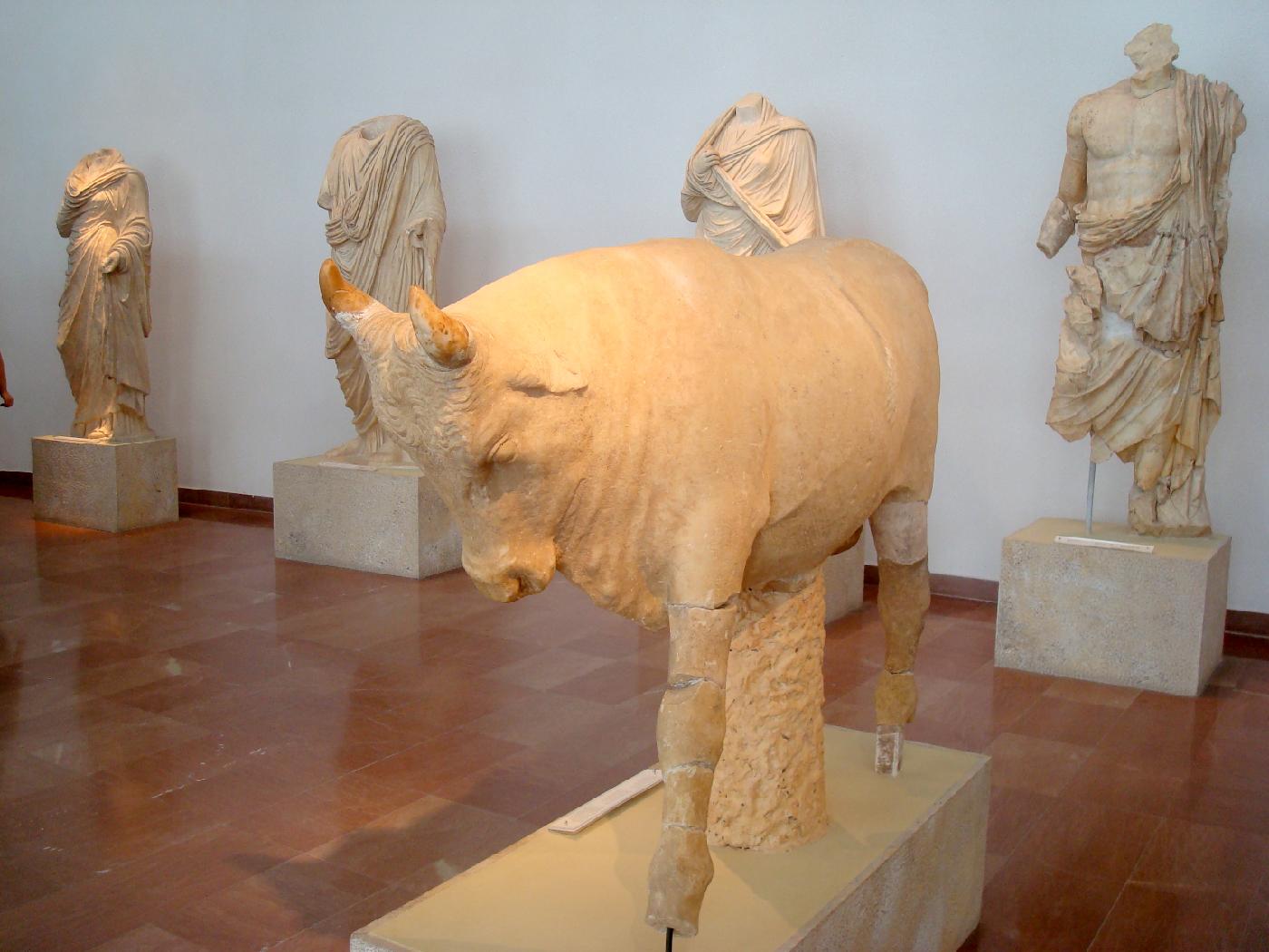 dsc024010.jpg - Taureau de marbre ddi  Zeus