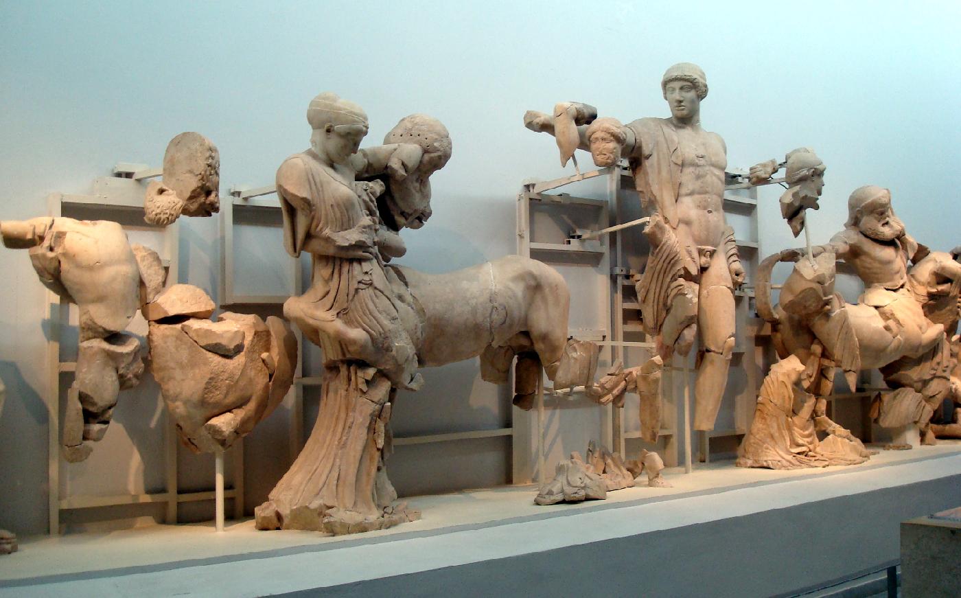 dsc024040.jpg - Fronton ouest du Temple de Zeus : le combat entre les Lapithes et les Centaures, au centre Apollon