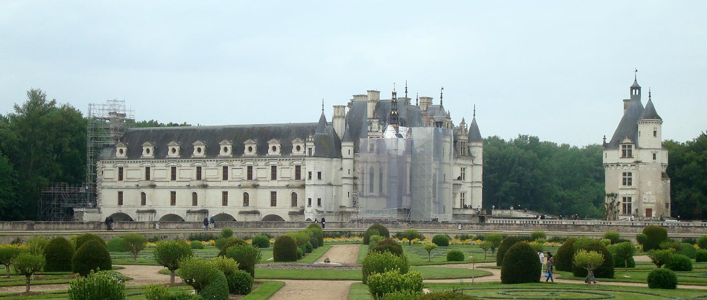 dsc020200.jpg - Le chteau de Chenonceau et la Tour des Marques vus du jardin de Diane de Poitiers