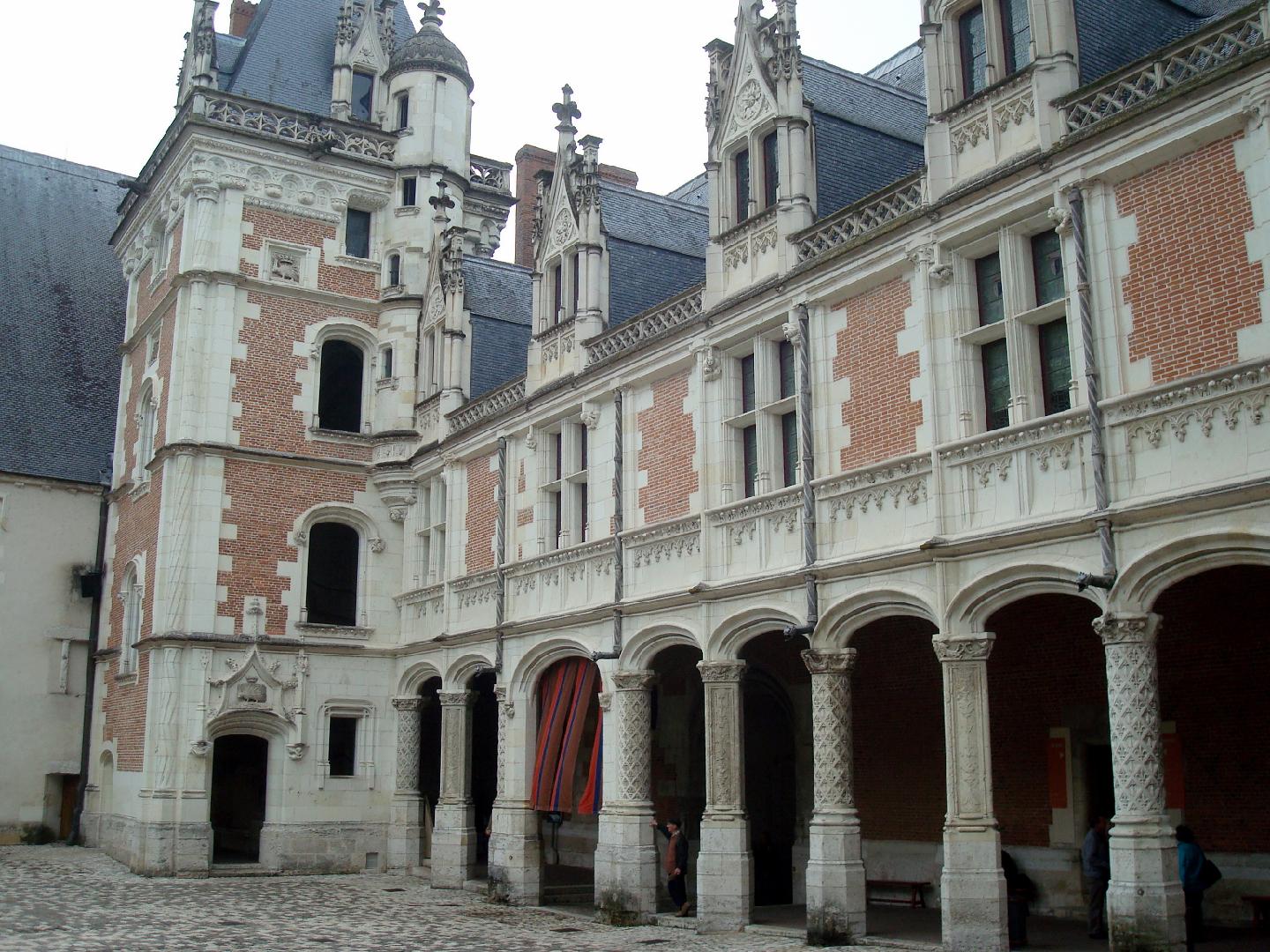 dsc020522.jpg - La faade intrieure de laile Louis XII, de style gothique flamboyant