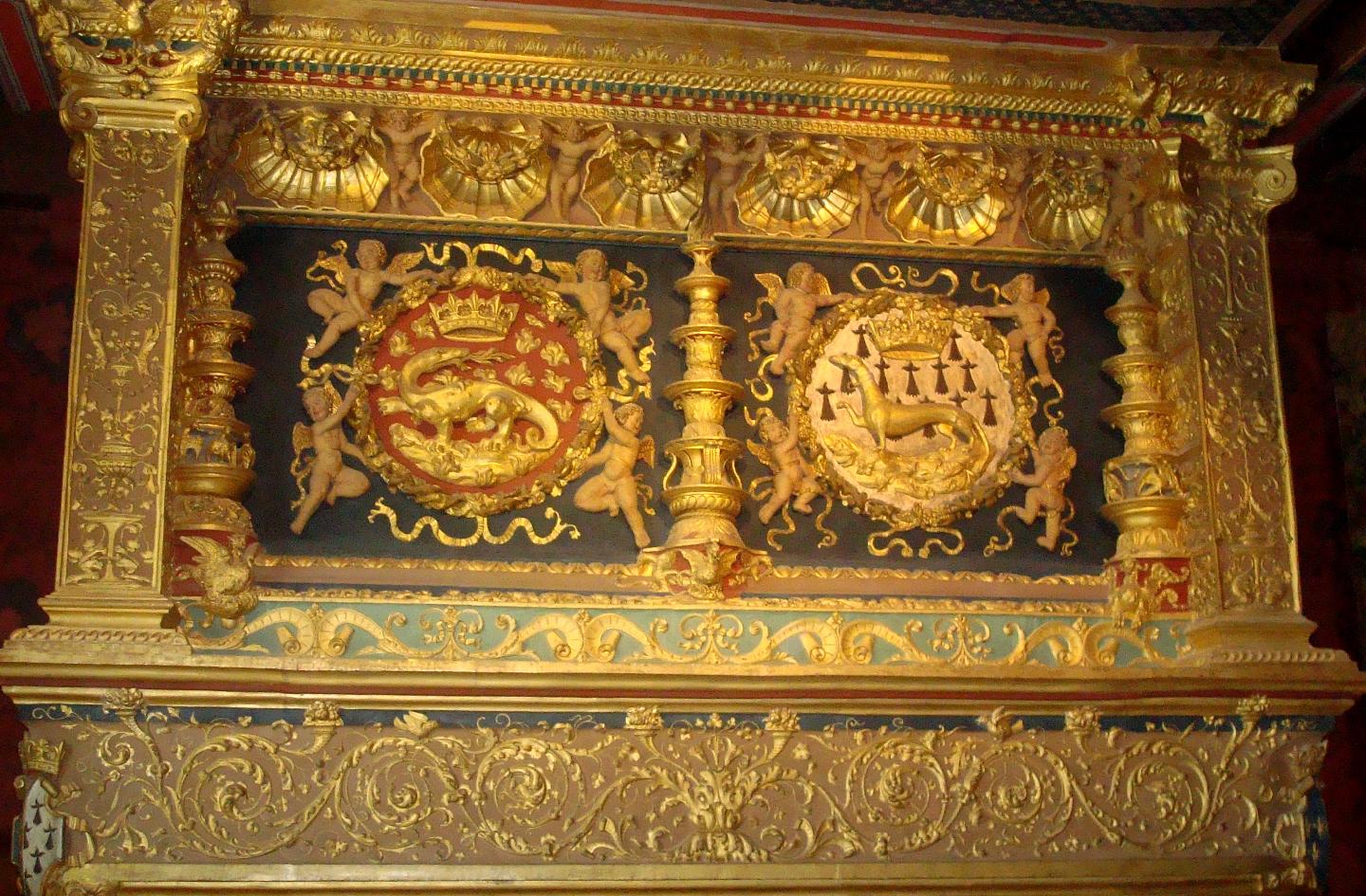 dsc020590.jpg - Chemine de la salle du roi, avec la salamandre de Franois 1 er  et lhermine de Claude de France, duchesse de Bretagne